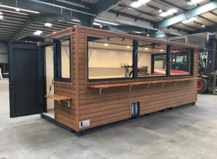 Contenedor de envío de 20 pies convertido en cafetería – bar – snack bar